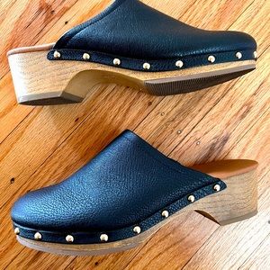 Universal Thread Indra Clog
